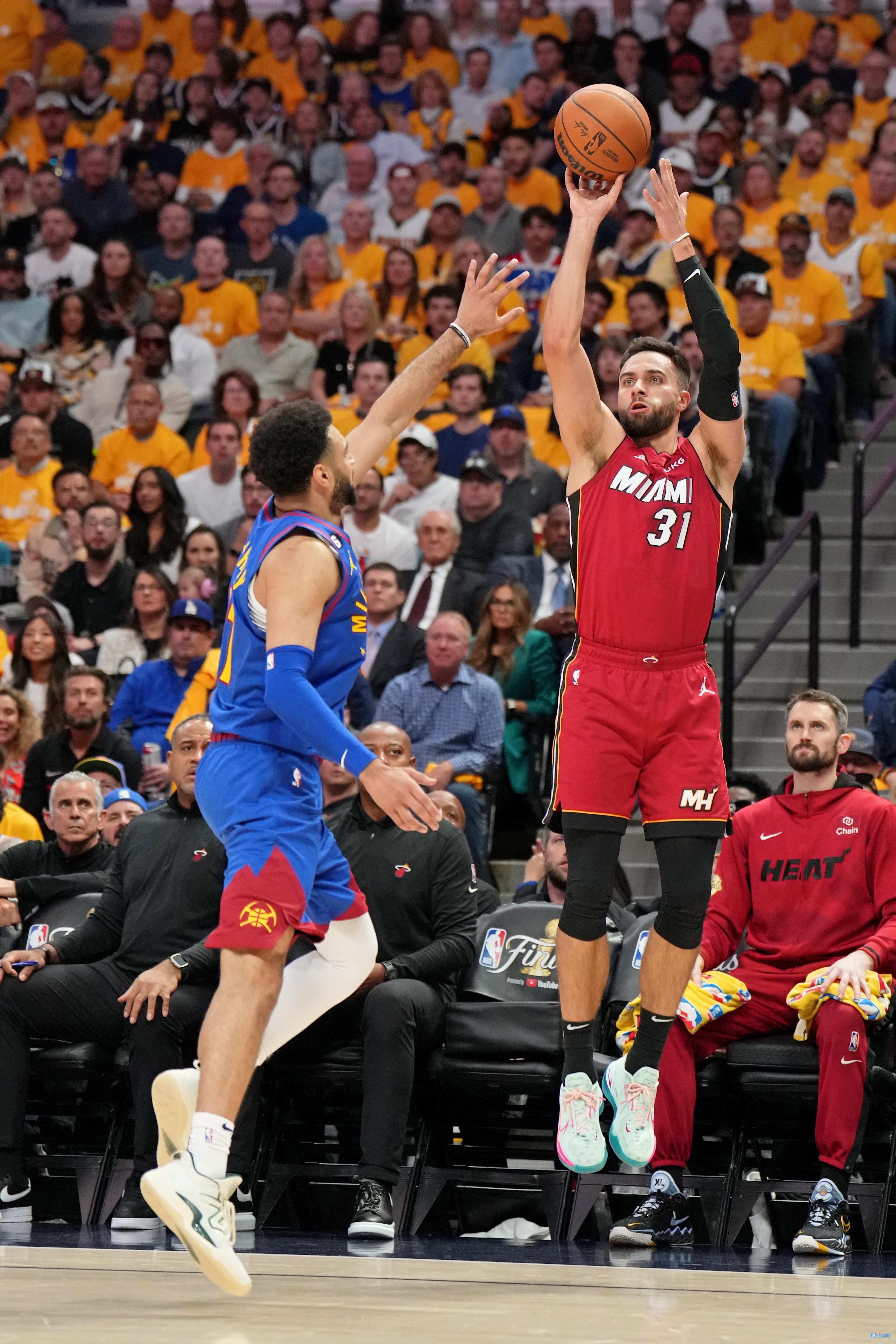 却强调